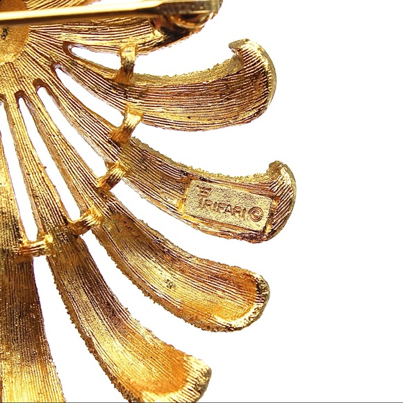 Vintage Crown Trifari Rhinestone Sunburst Brooch - Picture 5 of 6